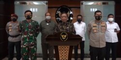 Menko Polhukam Mahfud Md setelah rapat dengan Panglima TNI Hadi Tjahjanto bersama perwakilan Polri, BIN, BNPT, dan Kejaksaan Agung di Jakarta. (Foto: VOA/Sasmito)