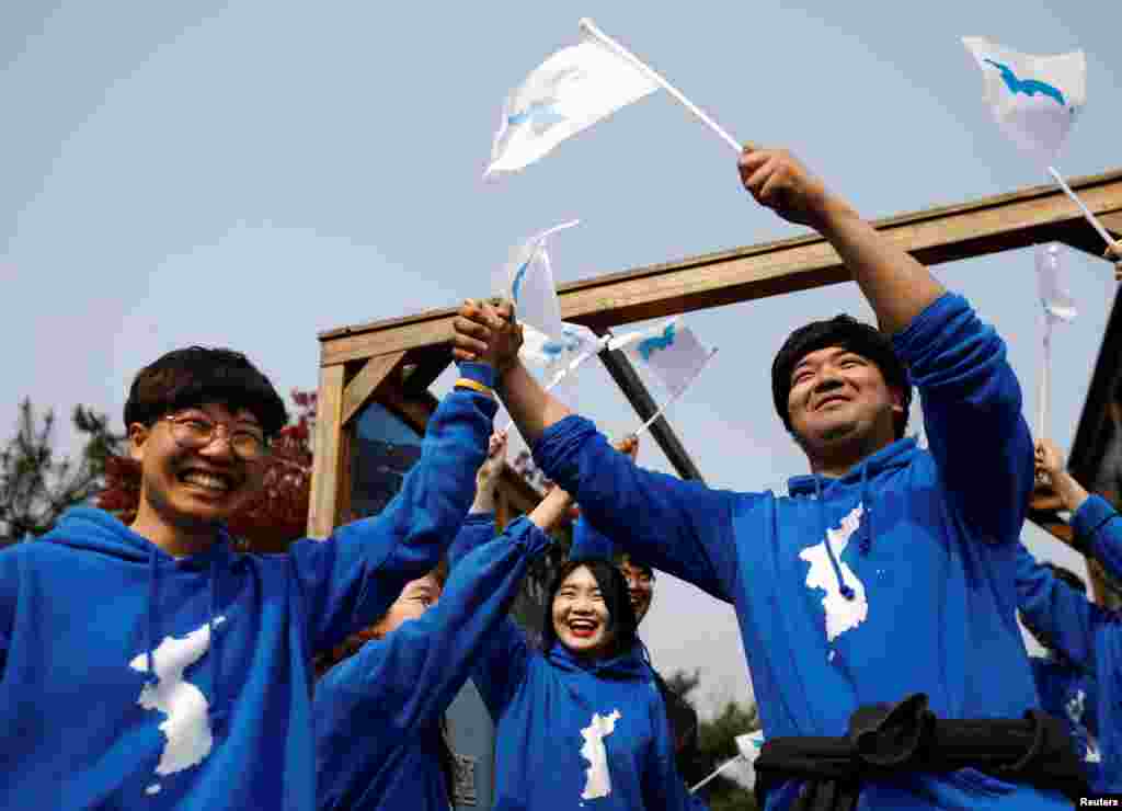 Koreans cheering 20180427