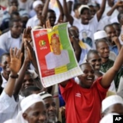 Supporters of Cellou Dalein Diallo, the leader of the opposition Guinean Union of Democratic Forces, and presidential candidate attend a meeting with their leaders at the cultural palace in Abidjan, Ivory Coast, 09 May 2010