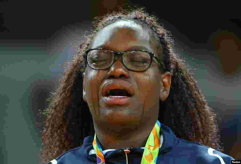 La Française Emilie Andeol verse des larmes après avoir reçu sa médaille d'or dans la catégorie des plus de 78 kg en judo, à Rio de Janeiro, Brésil, le 12 août 2016.