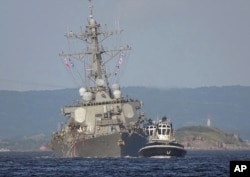 Kapal USS Fitzgerald yang rusak ditarik oleh sebuah kapal derek di dekat pangkalan angkatan laut AS di Yokosuka, sebelah barat daya Tokyo, setelah bertabrakan dengan kapal kontainer berbendera Filipina ACX Crystal dari Semenanjung Izu, 17 Juni 2017. (Foto: dok)