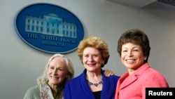 Las actrices Glenn Close, izquierda, junto a la senadora de Michigan, Debbie Stabenow, centro, y la asesora de la Casa Blanca, Valerie Valerie durante la Conferencia Nacional de Salud Mental.