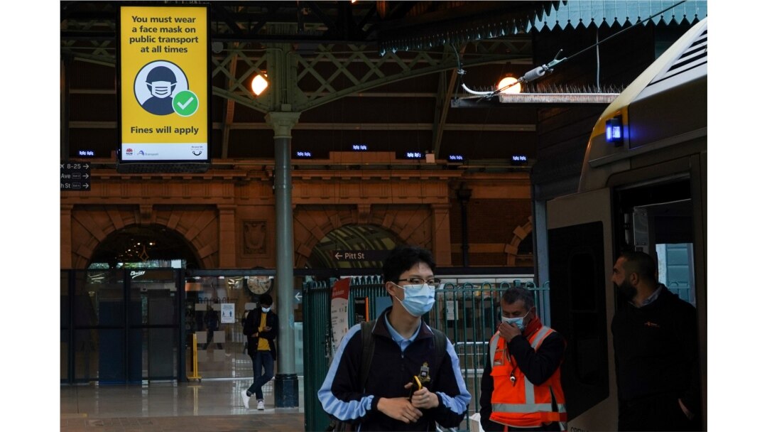 Sebuah tanda penerapan peraturan kesehatan masyarakat baru di Central Station, negara bagian New South Wales, di tengah pandemi COVID-19 di Sydney, Australia, 23 Juni 2021. (REUTERS/Loren Elliott)
