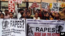 印度活动人士在艾哈迈达巴德举行反对强奸现象泛滥的抗议。（2012年12月19日）
