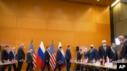 俄罗斯副外长里亚科夫和他的代表团抵达在日内瓦的会场，准备与美国副国务卿谢尔曼和她的代表团举行安全会谈。(2022年1月10日)