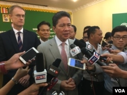 Sun Chanthol, minister of the Ministry of Public Works and Transport, talked to reporters at the Ministry of Public Works and Transport in Phnom Penh, Cambodia, June 5, 2018. (Hul Reaksmey/VOA Khmer)