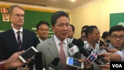 Sun Chanthol, minister of the Ministry of Public Works and Transport, talked to reporters about the new initiative with popular ride-sharing firm Grab, June 5, 2018, Phnom Penh, Cambodia. (Hul Reaksmey/VOA Khmer)