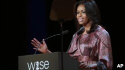 La primera dama de Estados Unidos, Michelle Obama, habla en la inauguración de la séptima edición de la Cumbre Mundial para la Innovación en Educación que se desarrolla en Doha, Qatar.
