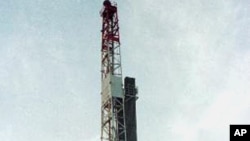 An oil rig in the Heglig oil field near Bentiu, southern Sudan (file photo)