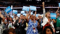 Para delegasi dari New York bersorak dalam hari ke dua Konvensi Nasional Partai Demokrat di Philadelphia (26/7). (AP/Carolyn Kaster) 
