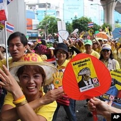 Yellow Shirt protesters parade through Bangkok, June 17, 2011