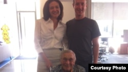 Foto tomada del perfil en Facebook de Sheryl Sandberg, responsable de operaciones de la red social, junto a su fundador, Mark Zuckerber, y la usuaria más longeva, Florence Detlor. [Foto: Facebook]