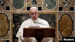 El Papa Francisco habla a diplomáticos en el tradicional encuentro del Año Nuevo en el Vaticano. Enero 8 de 2018. REUTERS/Andrew Medichini/Pool - 