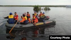 Petugas gabungan melakukan pencarian terhadap korban kecelakaan perahu cepat di Sungai Sebagau, Kota Palangkaraya, Kalimantan Tengah, Senin 9 Maret 2020. (Courtesy: Basarnas)