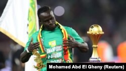 Sadio Mane du Sénégal célèbre la victoire de la CAN, au Stade Olembe, Yaoundé, le 6 février 2022.