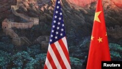 在中國長城圖畫前面的美中兩國國旗