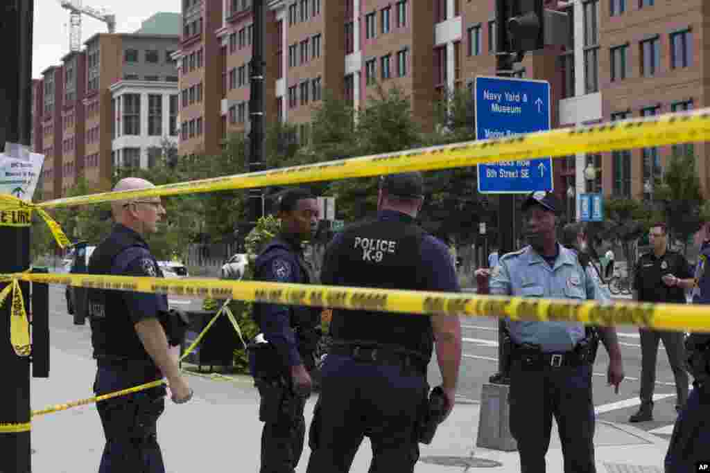&nbsp;Polícia trabalha perto do cenário do tiroteio da manha de segunda-feira em Washington DC. (16 Set 2013)