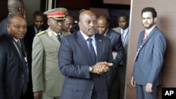 조셉 카빌라(가운데) 콩고민주공화국 대통령이 지난 10월 자국의 정정불안 문제를 논의하기 위해 앙골라 수도 루안다에서 열린 중·남부 아프리카 정상회담 현장에 도착하고 있다. 