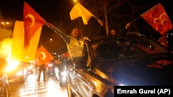 Para pendukung partai AKP, partai Presiden Recep Tayyip Erdogan, merayakan kemenangan pemilu di Istanbul, Senin (1/4). Partai AKP menang pemilu, namun terancam kalah dalam pemilihan walikota di Istanbul dan Ankara.