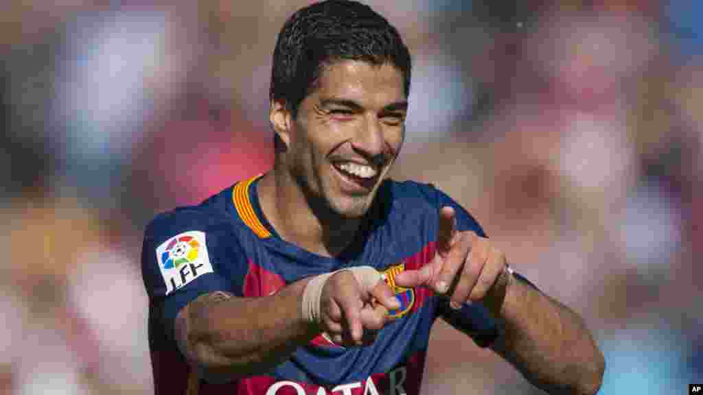 Luis Alberto Suarez du FC Barcelone heureux après avoir marqué son troisième but contre Grenade, le 14 mai 2016 .