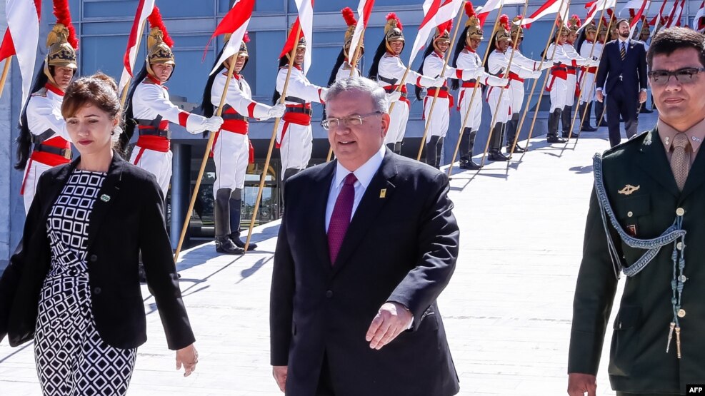 Foto entregada por la presidencia de Brasil muestra al embajador de Grecia en el país, Kyriakos Amiridis (centro), luego de presentar credenciales al presidente brasileño Michel Temer el 25 de mayo de 2016.