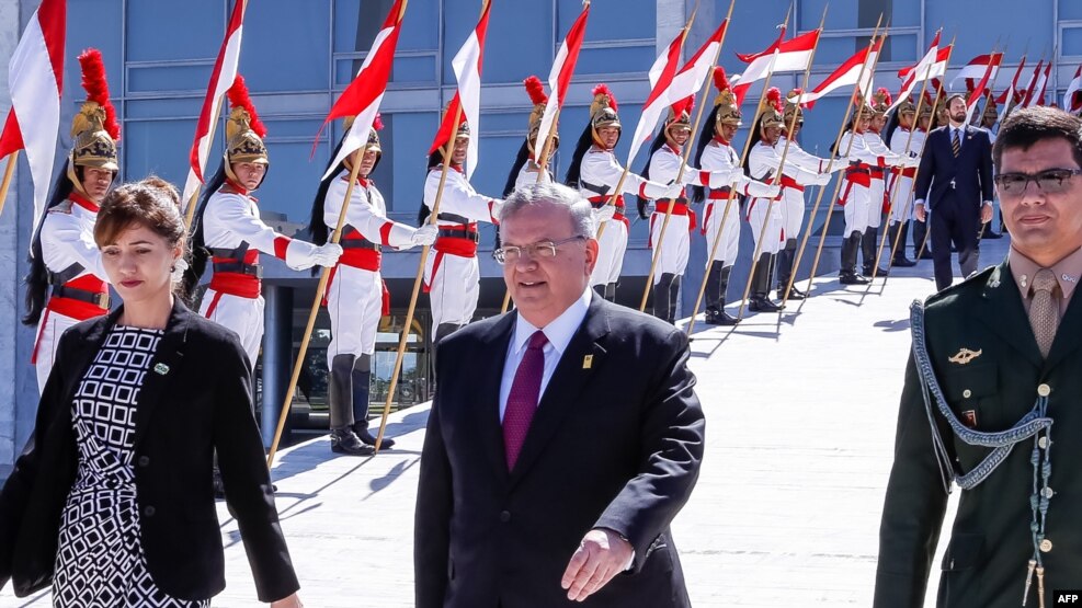 Đại sứ Hy Lạp tại Brazil Kyriakos Amiridis (ở giữa) ở thủ đô Brasilia ngày 25/05/2016.
