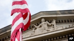 Ornamen di bagian depan gedung Robert F. Kennedy milik Departemen Kehakiman AS di Washington DC (19/6).