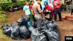 Tumpukan sampah berhasil dibersihkan dari Taman Wisata Alam Tretes, Pasuruan, pada peringatan Hari Peduli Sampah Nasional 2019 (foto Petrus Riski/VOA).