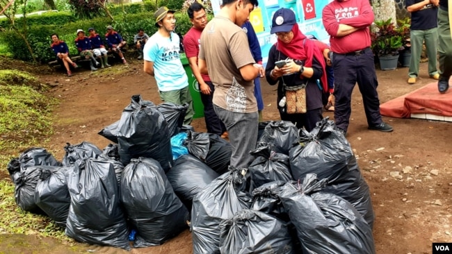 Tumpukan sampah berhasil dibersihkan dari Taman Wisata Alam Tretes, Pasuruan, pada peringatan Hari Peduli Sampah Nasional 2019 (foto Petrus Riski/VOA).