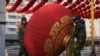 Trabalhadores desmontam as decorações depois de uma feira para o Novo Ano Lunar Chinês em Ditan Park ter sido cancelada, em Pequim. 24 janeiro 2020