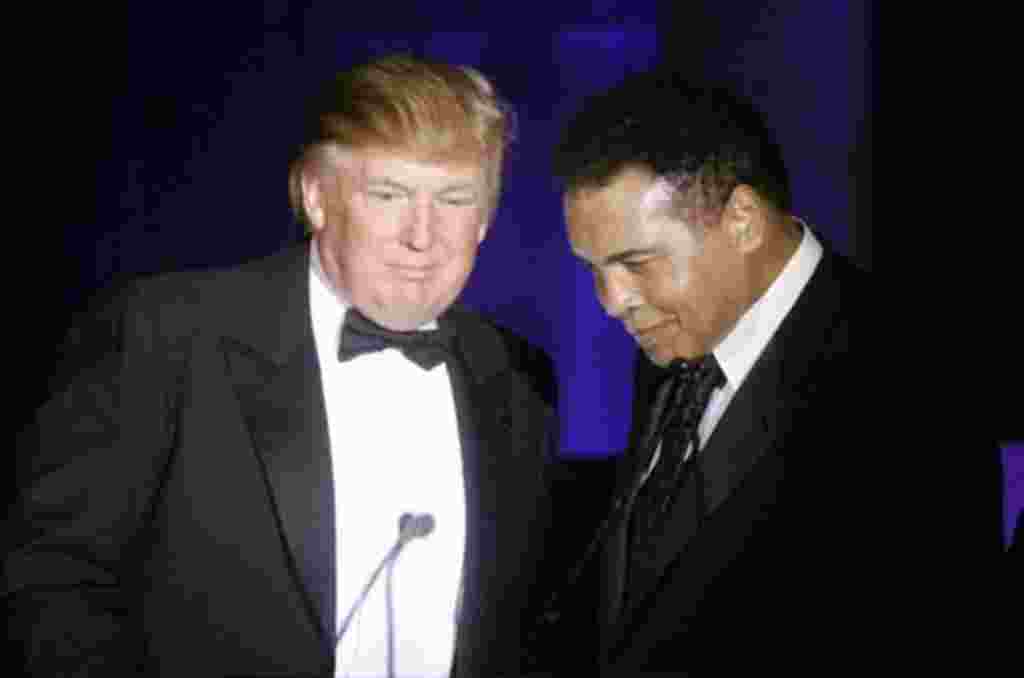 Donald Trump, izquierda, acepta su premio “Muhammad Ali” de manos del mismo Ali Muhammad en Phoenix, Arizona.