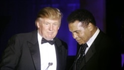 Donald Trump, izquierda, acepta su premio “Muhammad Ali” de manos del mismo Ali Muhammad en Phoenix, Arizona.