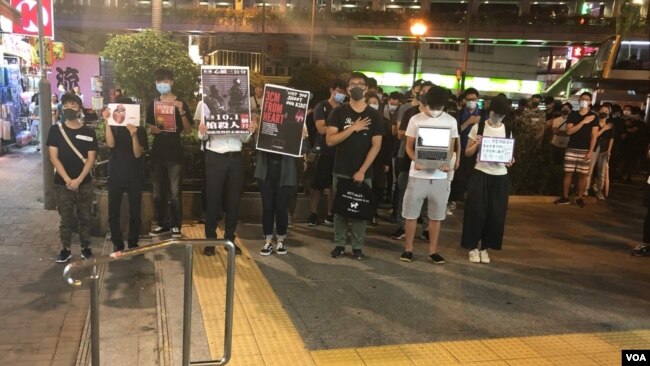 香港市民在荃湾警察首次实弹枪击示威者的地点举行默站纪念。（美国之音海彦拍摄 2019年11月1日）