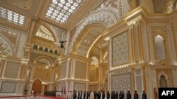 中国国家主席习近平2018年7月20日在阿联酋总统府同阿布扎比王储穆罕默德检阅仪仗队。
