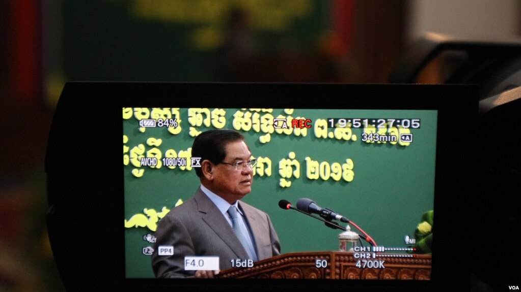 លោក ស ខេង រដ្ឋមន្រ្តីក្រសួងមហាផ្ទៃ ថ្លែងក្នុងវេទិកាស្តីពីភាពជាដៃគូរវាងរដ្ឋាភិបាល និងអង្គការសង្គមស៊ីវិល ជាលើកទី២ នាថ្ងៃទី១៧ ខែមករា ឆ្នាំ២០១៩។ (កាន់ វិច្ឆិកា/VOA)