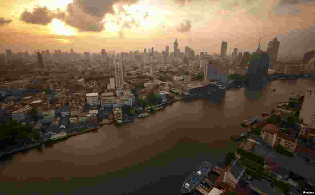 Gedung-gedung bertingkat di pusat kota Bangkok dan sungai Chao Phraya terlihat ketika matahari terbit di Bangkok, Thailand.