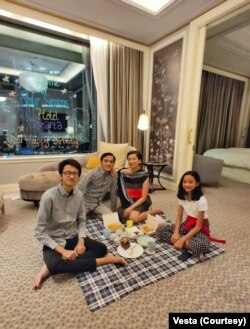 Vesta dan keluarga menikmati staycation. (Foto: Vesta/pribadi)