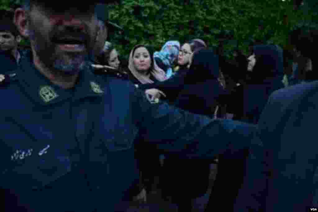 پلیس مانع برگزاری یادبود "ستایش" شد. گزارش‌های شهروند خبرنگاران از تهران حاکی از برخورد شدید نیروی انتظامی با افرادی است که قصد داشتند در مقابل سفارت افغانستان، برای "ستایش" دختر ۶ ساله افغان شمع روشن کنند. خبرگزاری ایسنا نیز با انتشار خبر دستگیری افغان‌های حاضر در تجمع، وقوع "درگیری‌هایی پراکنده" را تایید کرده است. به دنبال تجاوز به یک دختر خردسال افغان در ورامین و قتل او توسط یک نوجوان ۱۷ ساله، موجی از ابراز نفرت از این واقعه و همدردی با خانواده قربانی در شبکه‌های اجتماعی به راه افتاد و فراخوانی برای تجمع مقابل سفارت افغانستان در غروب روز دوشنبه شکل گرفت.