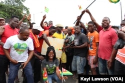 Des Togolais dans les rues pour manifester, à Lomé, le 6 septembre 2017. (VOA/Kayi Lawson)