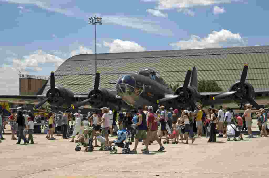 بمب افکن بی – ۱۷ Boeing B-17 Flying Fortress