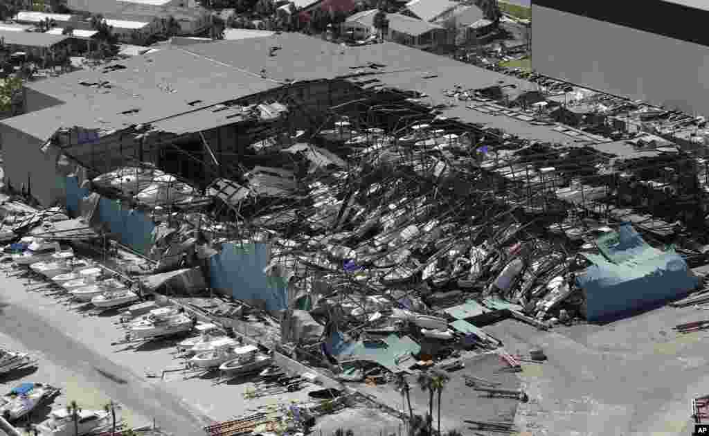 Qayiqlar saqlanadigan bino tomiga Maykl to&#39;foni jiddiy zarar yetkazdi. Panama siti, Florida shtati.