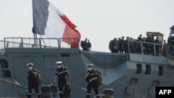法国海军Surcouf号护卫舰的水手抵达印度科钦港准备参加联合军演。（2021年3月30日）