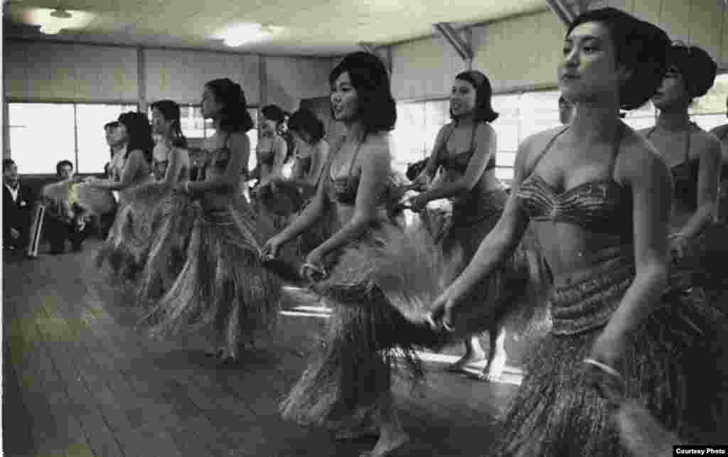 The original &#39;hula girls&#39; for the theme park were coal miners&#39; daughters, (Courtesy, Joban Kosan Co.)