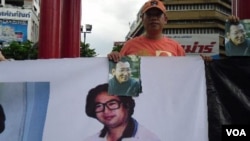 Aktivis HAM di Thailand membawa spanduk bergambar aktivis Tiongkok Zhu Yufu dan foto Liu Xiaobo dalam unjuk rasa di Bangkok (foto: dok).