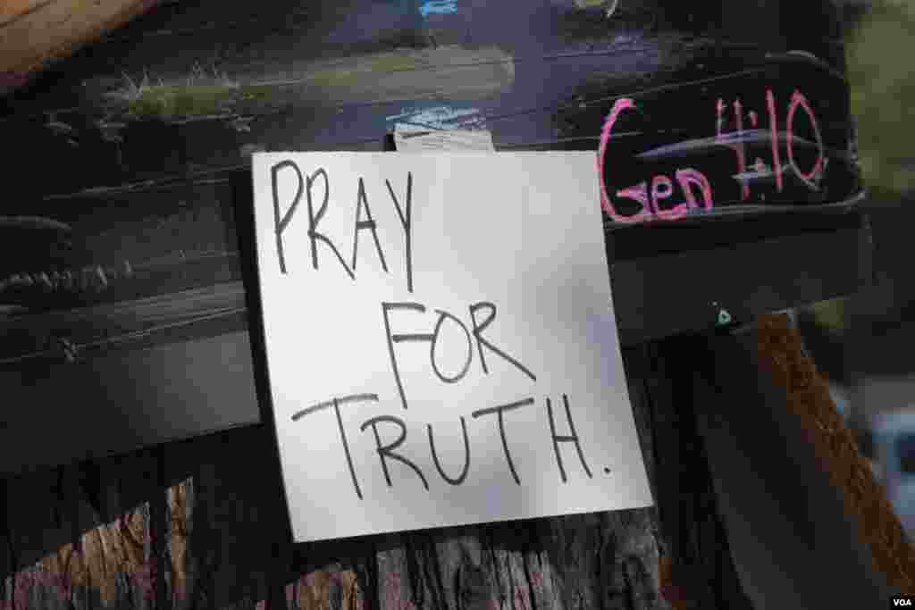 La comunidad de Ferguson, en Missouri, se une en oración para que al final se haga justicia. [Foto: Gesell Tobias, VOA]