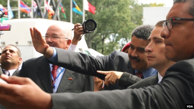 委内瑞拉总统马杜罗（中）向人群挥手致意。（美国之音章真拍摄）