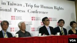 2013年6月24日，中国盲人法律维权人士陈光诚在台北举行记者会。(美国之音杨晨拍摄) 