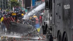 Policija koristi vodene topove na demonstracijama protiv vlade predsednika Ivana Dukea u Bogoti, 9. juna 2021.