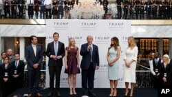 Le président élu Donald Trump, accompagné par sa famille, donne un discours à l'ouverture du Trump International Hotel, à Washington DC, le 26 octobre 2016.