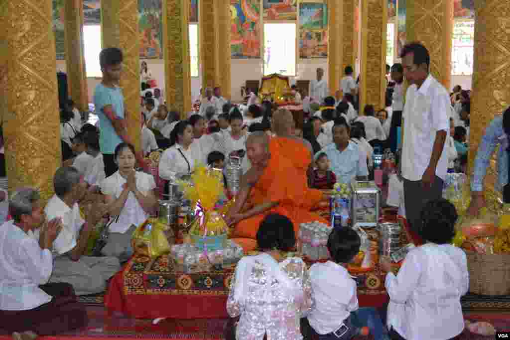 ពុទ្ធសាសនិកនៅថ្ងៃបុណ្យភ្ជុំបិណ្ឌ ក្នុងវត្តមួយនៅជាយក្រុងភ្នំពេញ កាលពីថ្ងៃអង្គារ ទី០៩ ខែតុលា ឆ្នាំ២០១៨។ (ណឹម សុភ័ក្រ្តបញ្ញា/VOA)